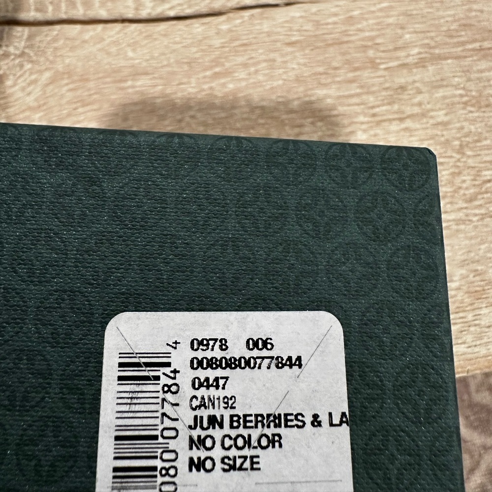 Molton Brown Emerald Candle with Box - Picture 7 of 7